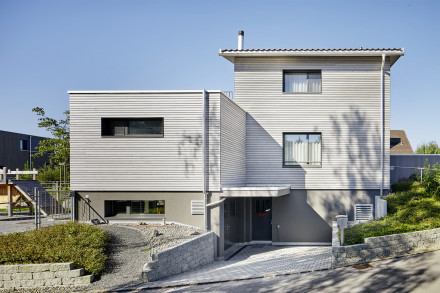 Maison unifamiliale en bois, vue extérieure, avec entrée supplémentaire au sous-sol