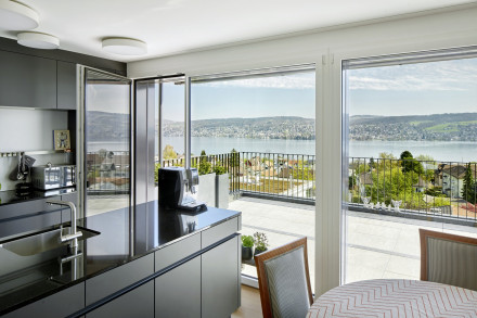 Küche im Attikageschoss mit Blick auf die Terrasse und den Zürichsee