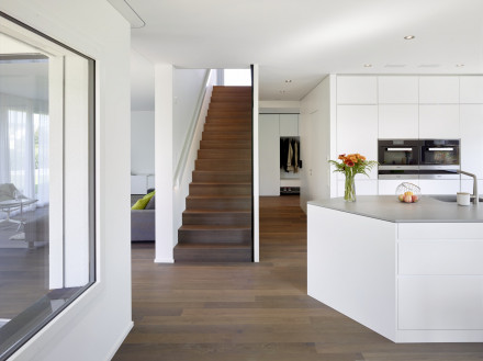 Choix du revêtement: chêne fumé style maison de campagne, huilé blanc, aspect moderne foncé et blanc, escalier recouvert du même parquet  