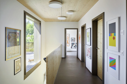 Vue le long du corridor avec vue sur le sous-sol