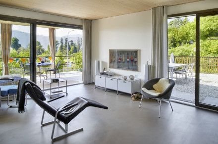 Vue du salon sur la grande terrasse de jardin