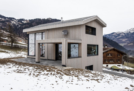 Maison individuelle à Jenaz avec toit à deux pans avec bordure de toit