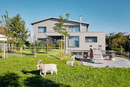 Maison individuelle à Hagendorn avec un petit avant-toit pour la protection de la façade en bois contre les influences climatiques
