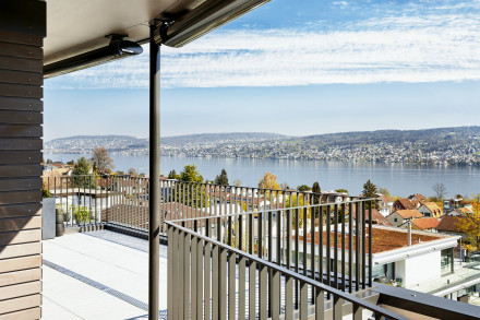 Blick von der Attikaterrasse auf den Zürichsee