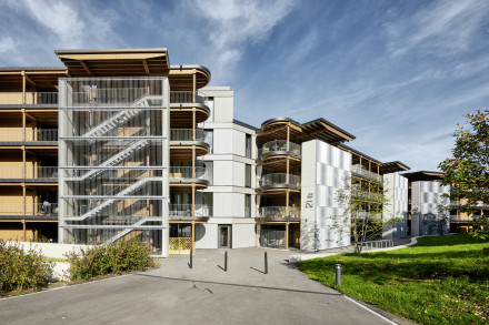 Le lotissement Waldacker vu depuis la route d'accès, avec ses cages d'escalier et ses arcades ouvertes remarquables.