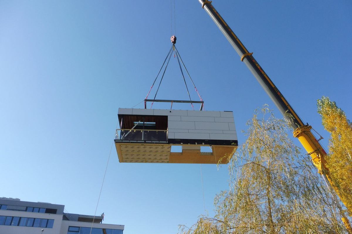Le module suspendu à la grue flotte dans l‘air.