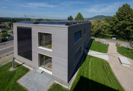 Installation photovoltaïque sur la façade.