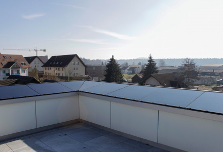 Installation photovoltaïque sur la rambarde d’une terrasse.