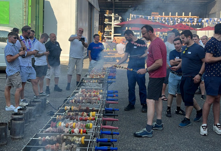 Fête d'été avec un long barbecue pour faire ses propres grillades avec les collaborateurs en discutant sur le site de Renggli à Schötz
