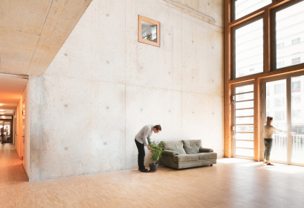 Salle commune à usage variable avec plafond élevé