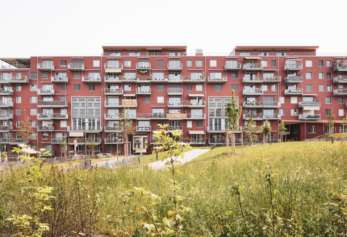 Vue frontale de la façade longitudinale du bâtiment rouge.