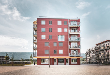 Vue latérale du bâtiment longitudinal rouge, à droite le blanc.