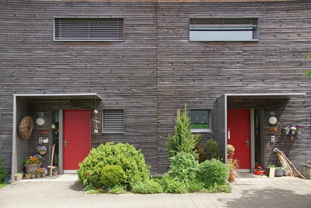 Fa&ccedil;ades en bois alt&eacute;r&eacute;es: les uns sont ravis, les autres moins