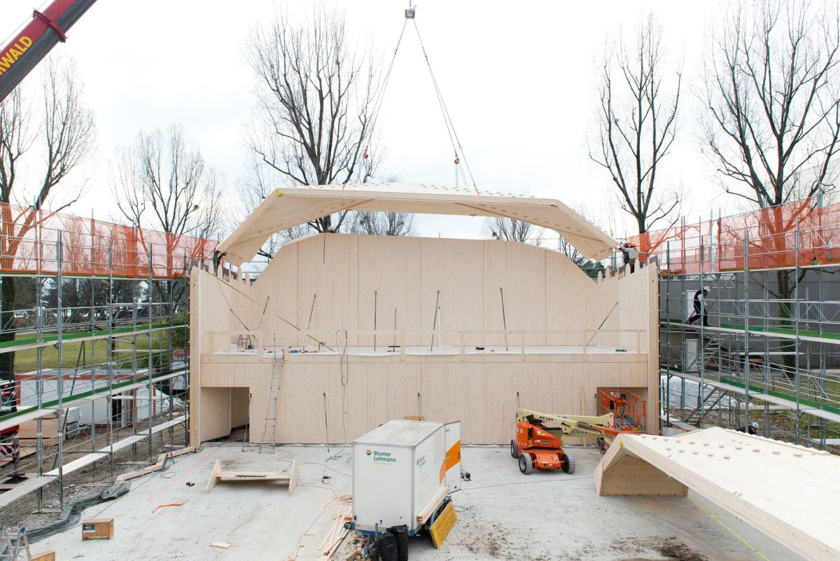 Le premier élément du toit a été placé au-dessus de la scène de la régie.