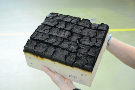 La combustion est freinée par la carbonisation: le bois est protégé par la couche de charbon qui se forme. 