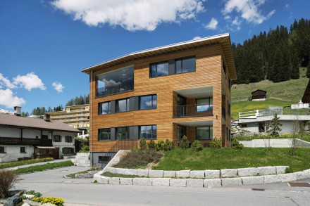 Immeuble d’habitation avec un avant-toit, à Davos