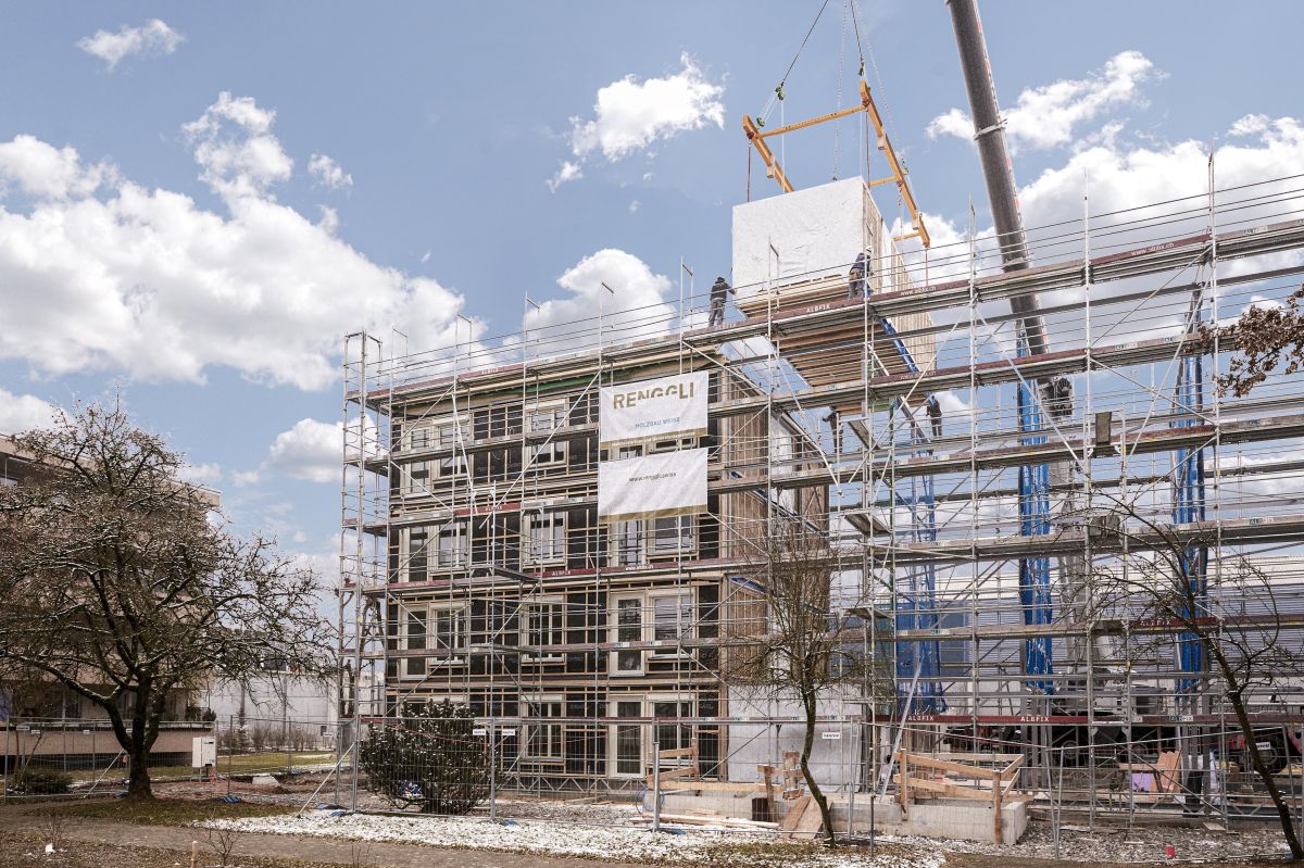 Placement d’un module pour un immeuble d’habitation de quatre étages.