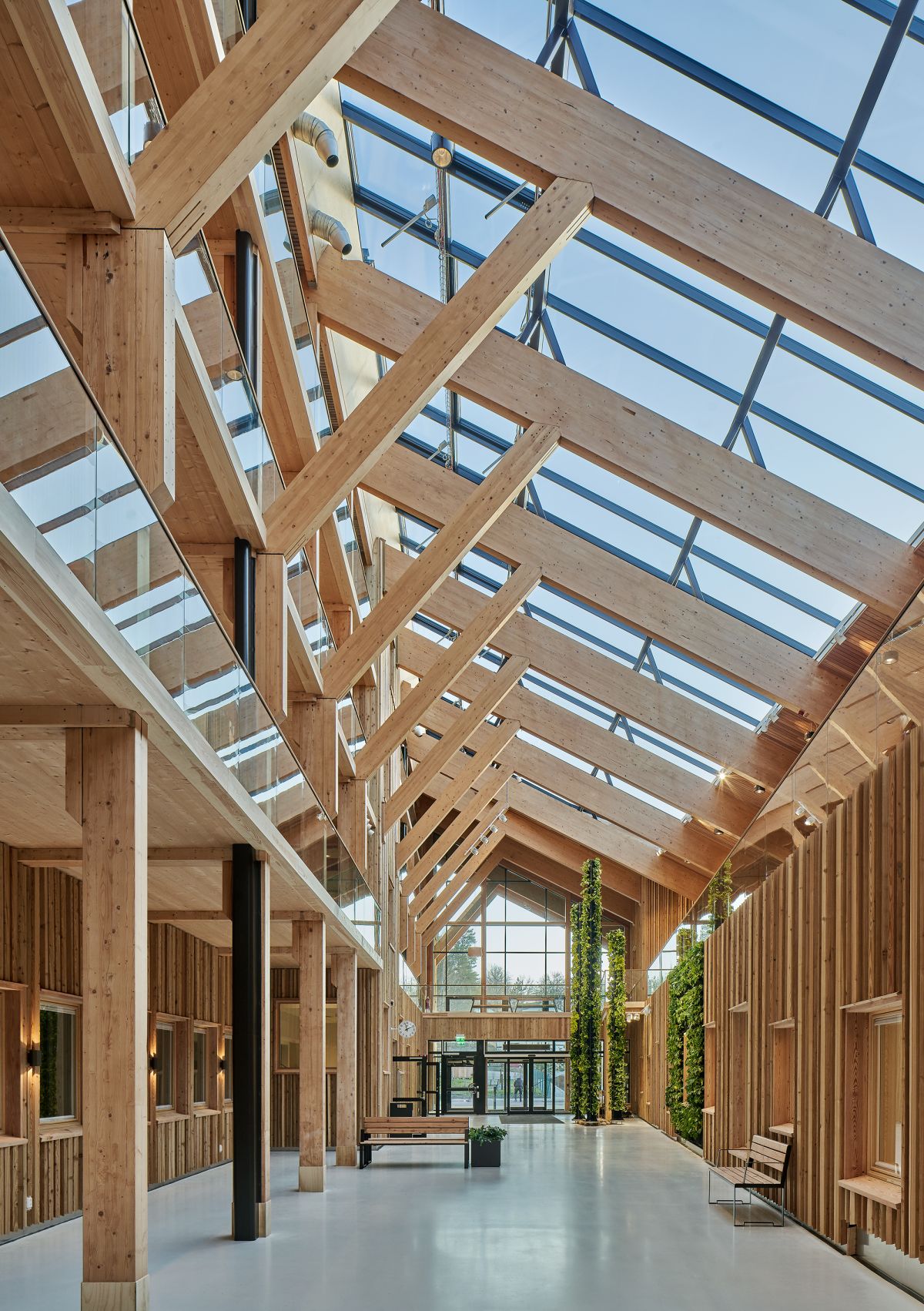 galerie haute avec toit en verre entre deux bâtiments, entièrement couverte