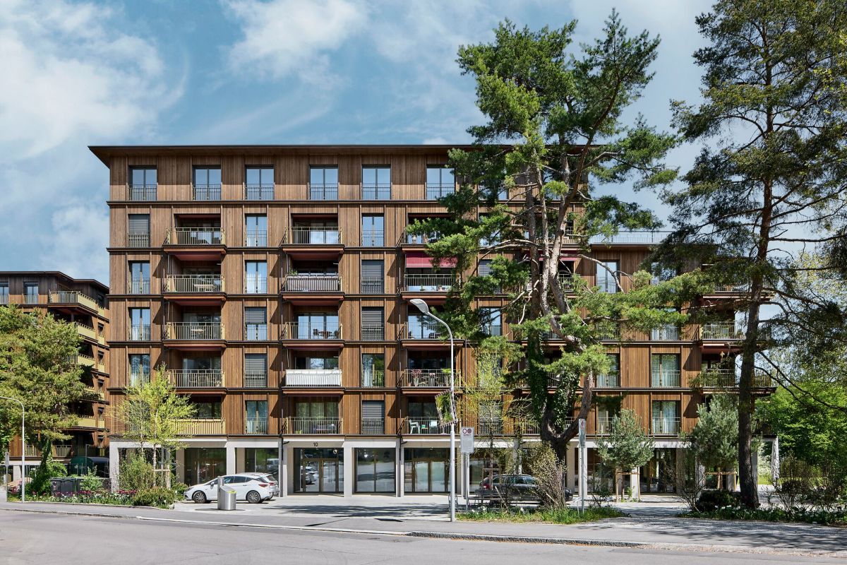 Immeuble d'habitation de 7 étages avec une façade en bois et des balcons