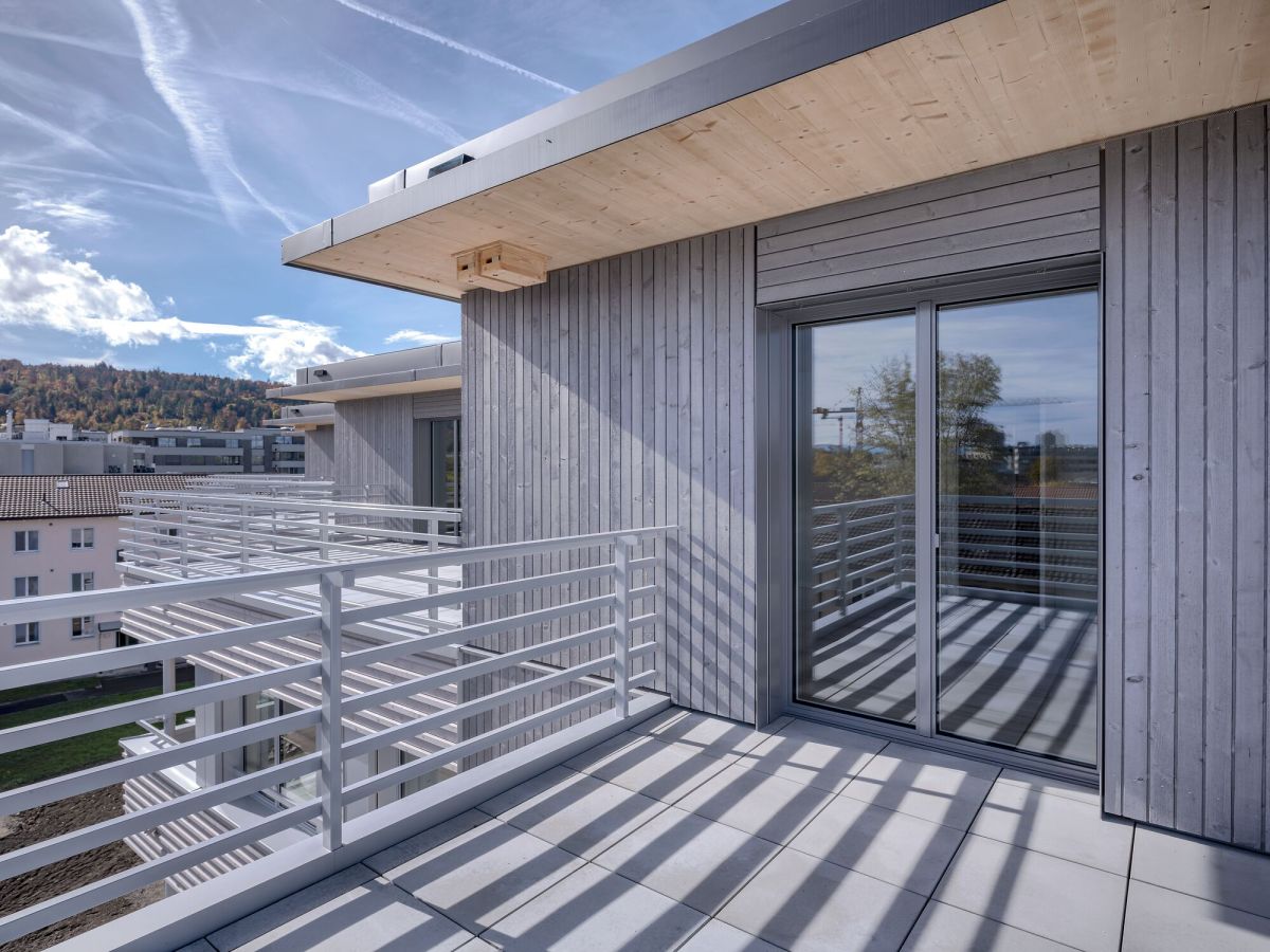 Photo prise depuis la terrasse sur le toit, avec, à l'arrière-plan, les autres terrasses en escalier.