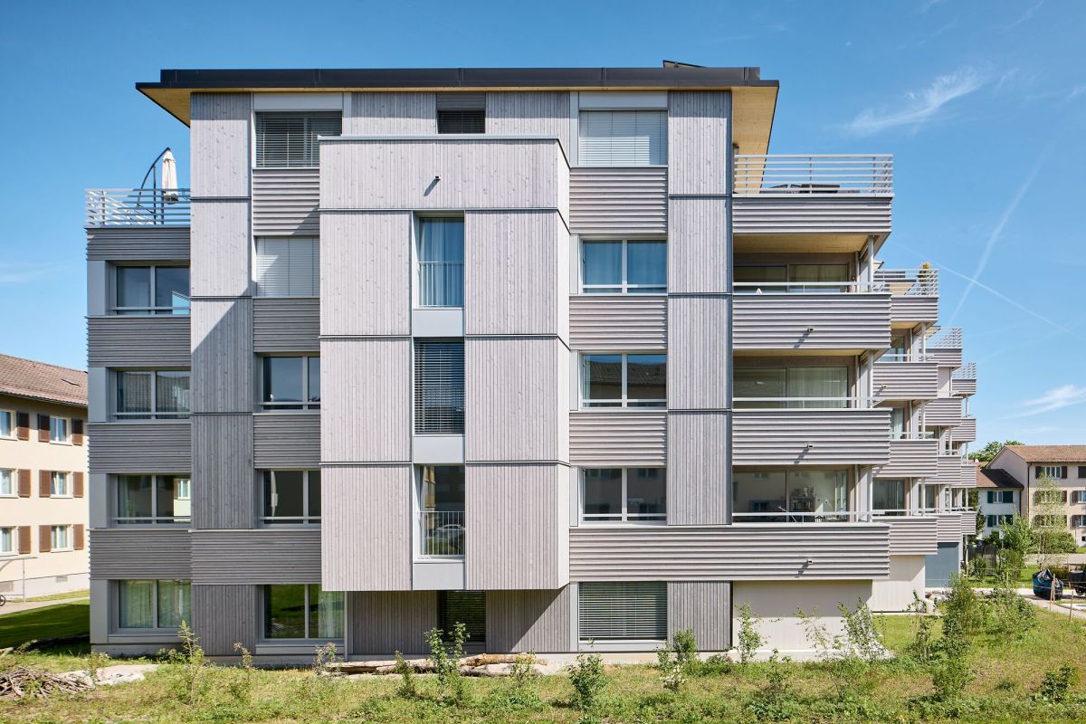 Immeuble d'habitation de 5 étages présentant des saillies et des retraits