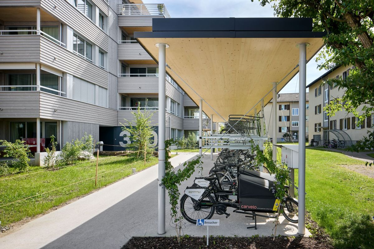 Parking à vélos avec des vélos cargo au premier plan