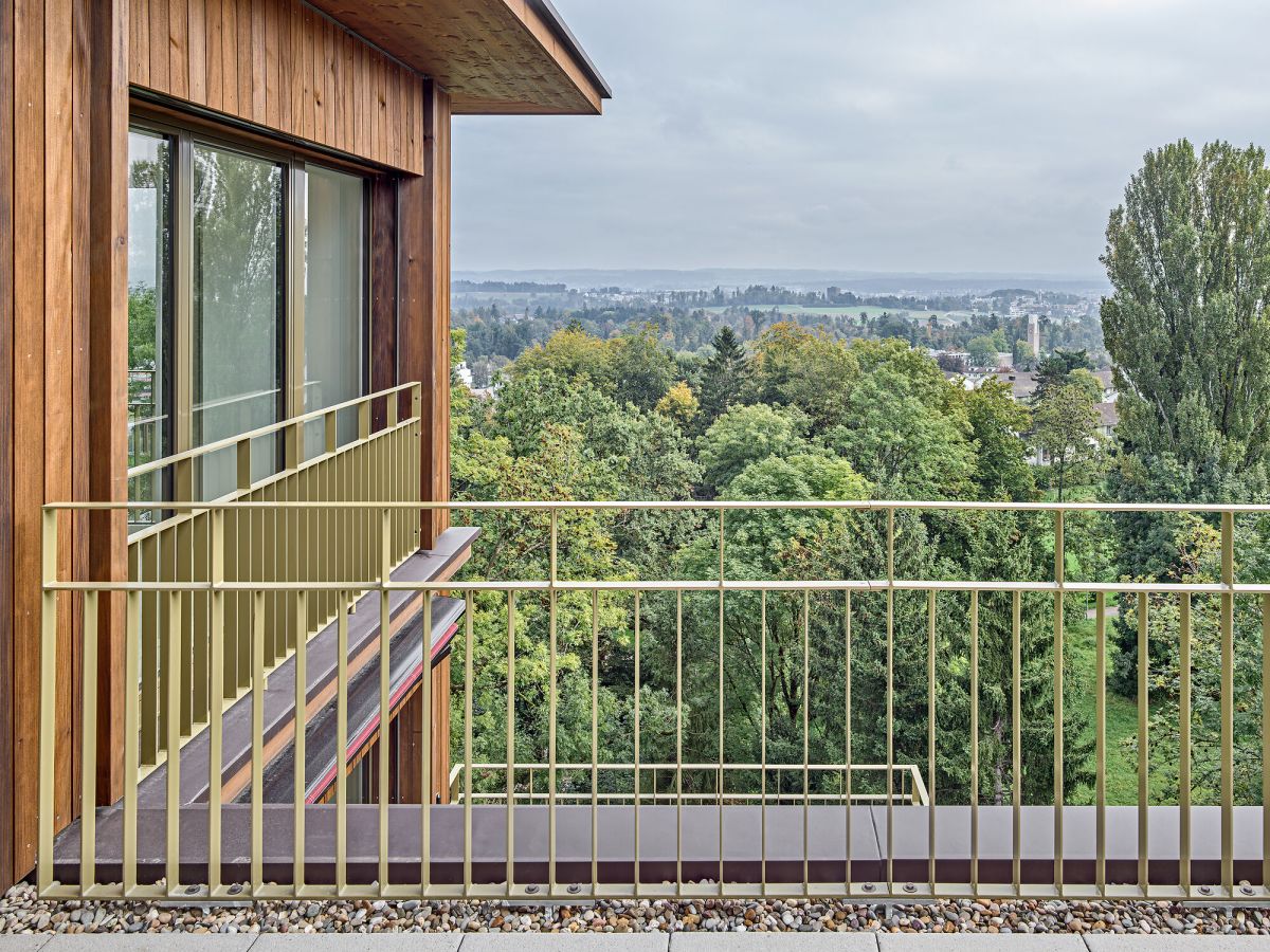 La balustrade du balcon et le reste du bâtiment à gauche