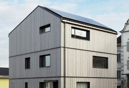 Maison Renggli de trois étages avec une installation photovoltaïque sur le toit