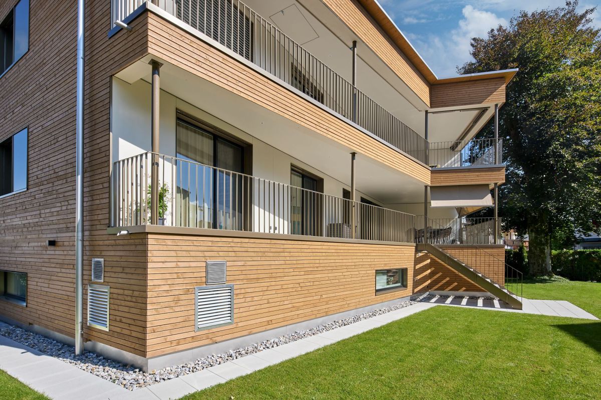 Immeuble d'habitation à deux étages avec appartement indépendant, vu depuis le jardin.