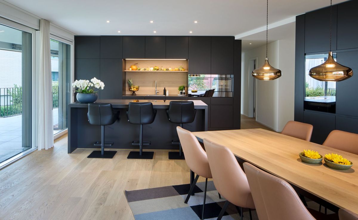 Cuisine aux tons sombres : gris foncé