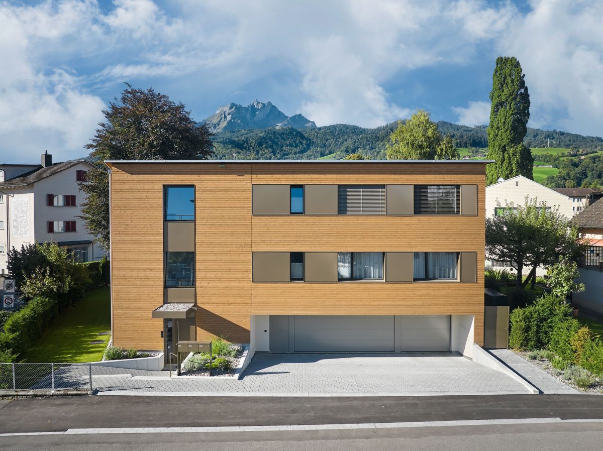 Immeuble de trois étages avec entrée de garage et entrée principale