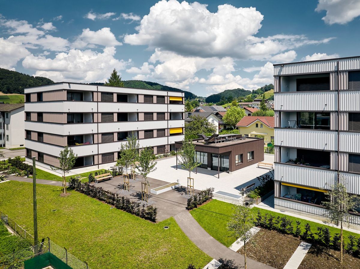 Deux bâtiments, un pavillon pour les événements et des espaces de rencontre aux allures de parc – une vie communautaire pour les personnes âgées.