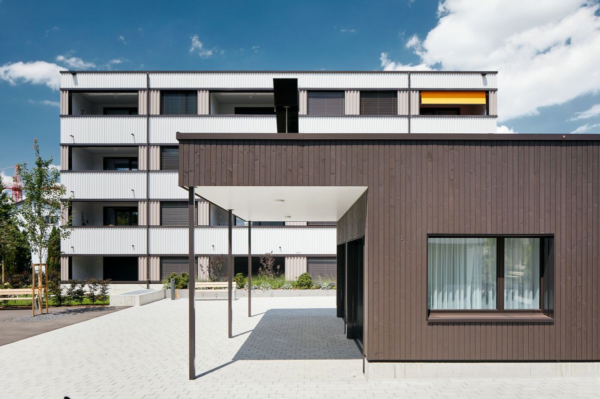 Le pavillon placé au centre sert de salle commune pour toutes sortes d’événements, aussi bien publics que privés.