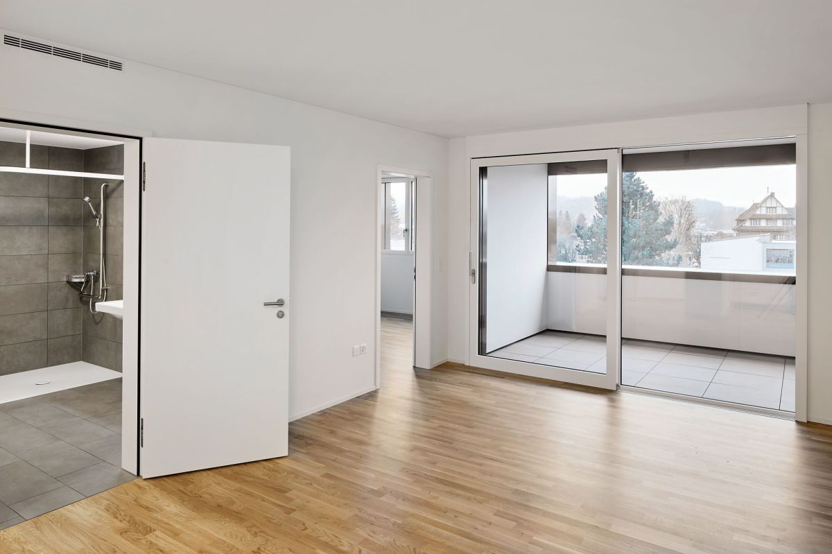 Salon avec accès à la salle de bain sans obstacle et au balcon