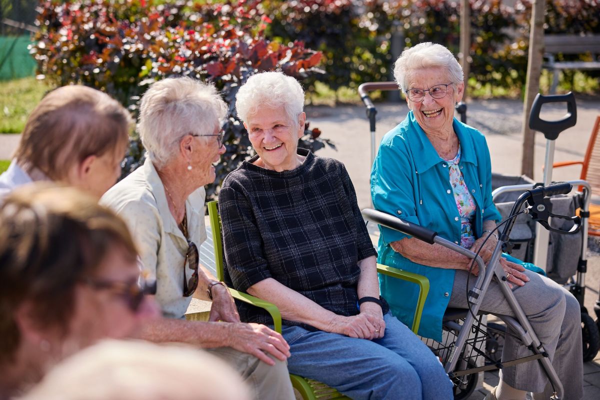 Des résidentes discutent dans le jardin