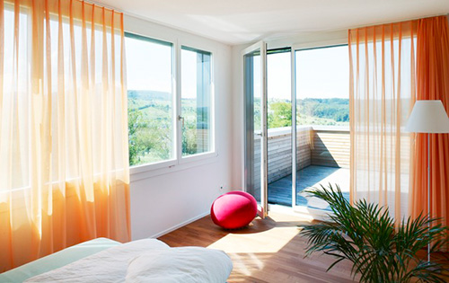 Schlafzimmer mit geöffneter Fenster-Türe