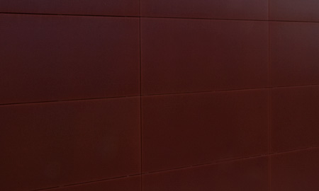 Satiniertes, gestrichenes Fassadenglas an Holzgebäude