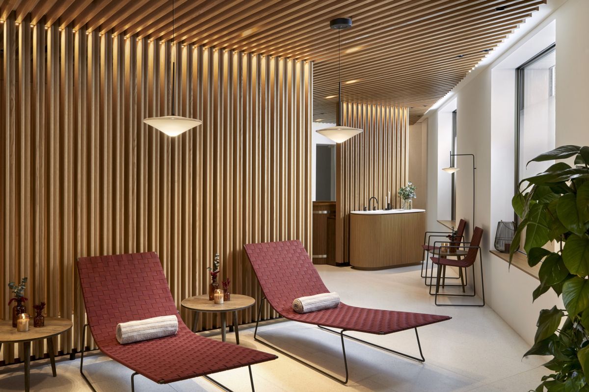 Locale relax della spa con due sedie a sdraio