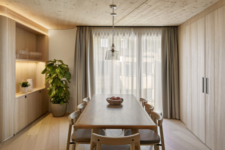 Sala da pranzo con molto legno (pavimento, soffitto) e mobili in legno