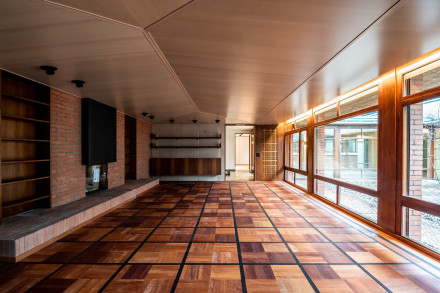 Scelta di rivestimento: Cubo di pero e fregio di wengé. Abbiamo rimosso questo parquet massello esistente all'inizio della costruzione e lo abbiamo rielaborato in un parquet a 2 strati. Poi l'abbiamo posata di nuovo, levigata e oliata.