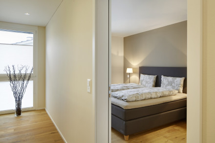 Casa Renggli con concetto di colore per corridoio e camera da letto