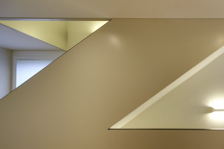 Casa Renggli con colore e concetto di illuminazione nella scala