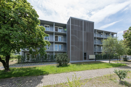 Edificio a quattro piani a Lenzburg con portico prospicente e tromba delle scale e dell’ascensore esterna. 