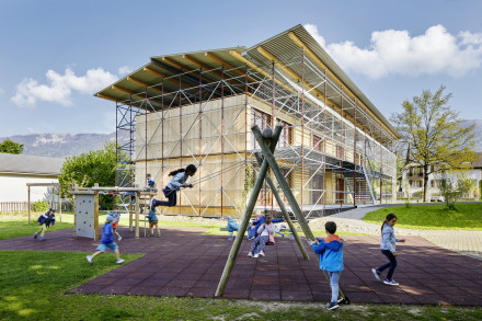 Bild von Edificio scolastico di Bellach con ponteggi