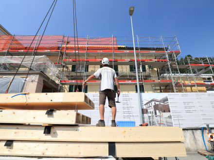 L'uomo sulla piattaforma di fronte alla casa con elemento pensile