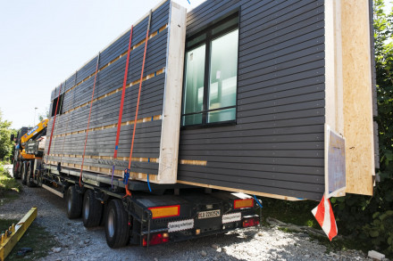 Camion con elementi a parete pronti per il montaggio