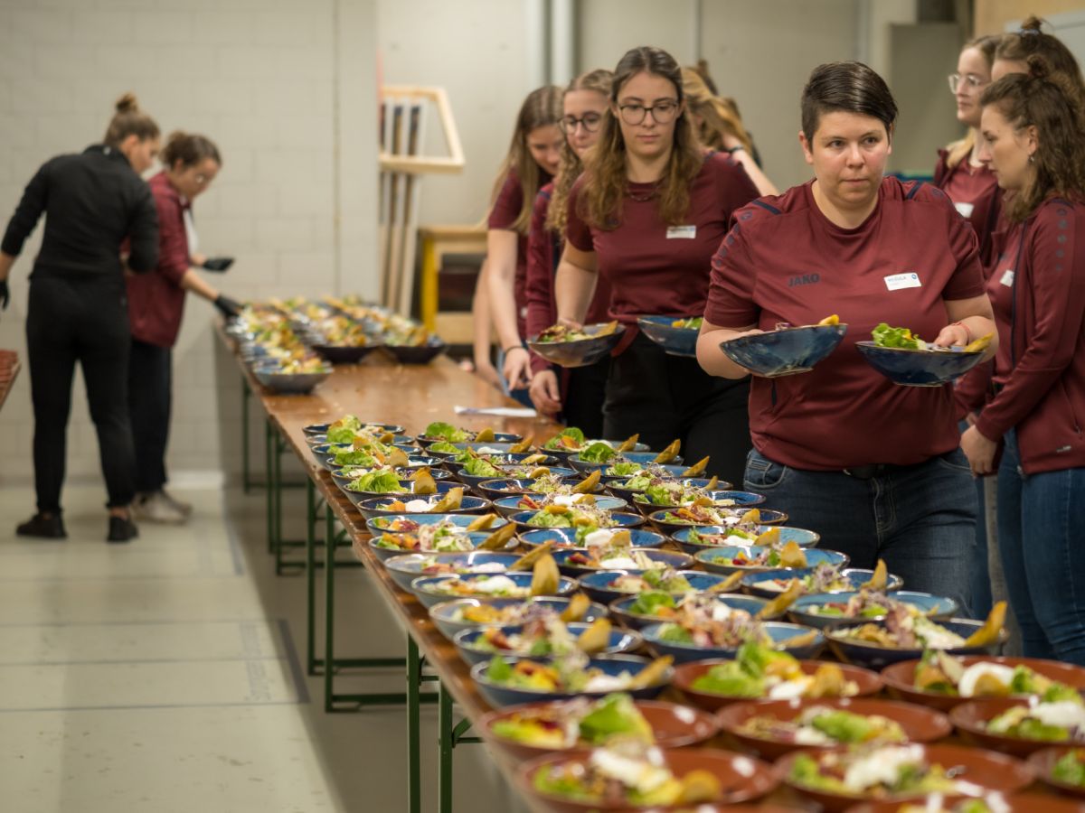 Il TV Schötz si è preso cura di noi al banchetto - qui sta preparando l'antipasto.