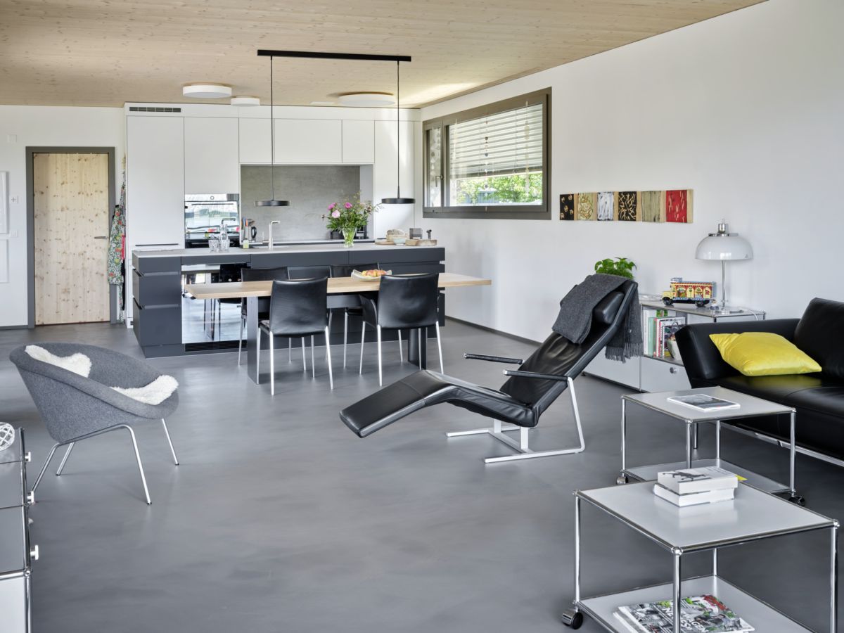 Vue du salon vers la cuisine ouverte