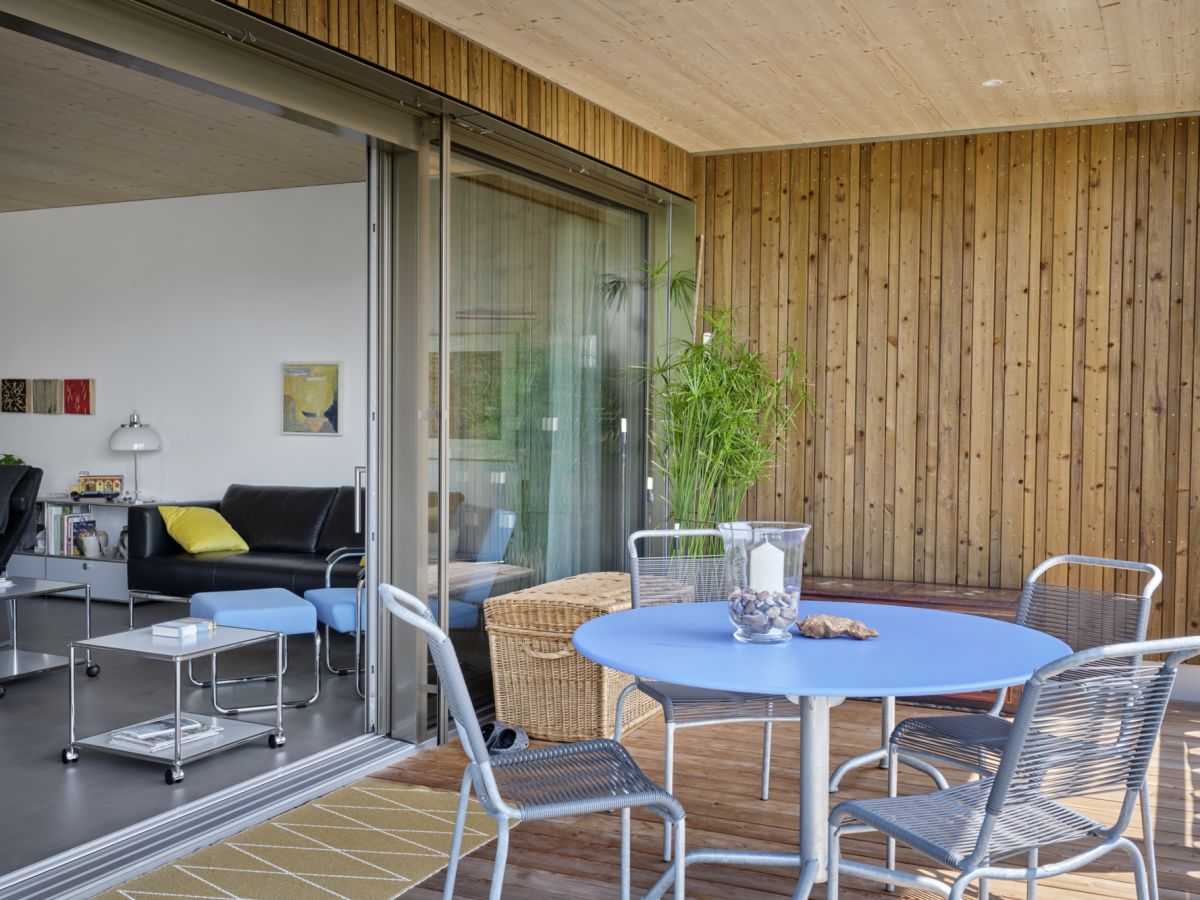 Vue sur le salon depuis la terrasse