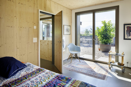 Chambre avec porte ouverte et vue sur la terrasse, au premier plan un lit
